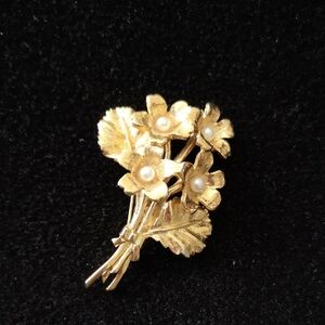 Estate Gold-tone Floral Brooch w/ Pearls Stamped 1136 in Excellent Condition